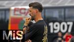 25.07.2025, Fussball 1. Bundesliga 2025/2026,  Testspiel Rot-Weiss Essen - FC Augsburg, im Donaustadion Dillingen, Schwaben. Trainer Sandro Wagner (FC Augsburg) nachdenklich 

