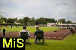 25.07.2025, Fussball 1. Bundesliga 2025/2026,  Testspiel Rot-Weiss Essen - FC Augsburg, im Donaustadion Dillingen, Schwaben. Zwei Fans beobachten das Spiel vom gemtlichen Camping-Sessel aus.


