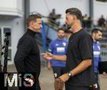 25.07.2025, Fussball 1. Bundesliga 2025/2026,  Testspiel Rot-Weiss Essen - FC Augsburg, im Donaustadion Dillingen, Schwaben. Geschftsfhrer Marc-Nicolai Pfeifer (li, Essen) im Gesprch mit Trainer Sandro Wagner (FC Augsburg) 

