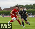 25.07.2025, Fussball 1. Bundesliga 2025/2026,  Testspiel Rot-Weiss Essen - FC Augsburg, im Donaustadion Dillingen, Schwaben. v.li: Mert Kmr (FC Augsburg) gegen Jannik Hofmann (Essen).

