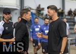 25.07.2025, Fussball 1. Bundesliga 2025/2026,  Testspiel Rot-Weiss Essen - FC Augsburg, im Donaustadion Dillingen, Schwaben. Geschftsfhrer Marc-Nicolai Pfeifer (li, Essen) im Gesprch mit Trainer Sandro Wagner (FC Augsburg) 


