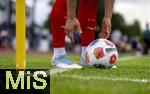 25.07.2025, Fussball 1. Bundesliga 2025/2026,  Testspiel Rot-Weiss Essen - FC Augsburg, im Donaustadion Dillingen, Schwaben. Spieler legt den Ball zum Eckball bereit.

