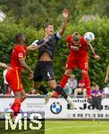 25.07.2025, Fussball 1. Bundesliga 2025/2026,  Testspiel Rot-Weiss Essen - FC Augsburg, im Donaustadion Dillingen, Schwaben. v.li: Steve Michel Mounie (FC Augsburg),  Michael Schultz (Essen), Kristjan Jakic (FC Augsburg) 

