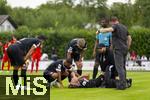 25.07.2025, Fussball 1. Bundesliga 2025/2026,  Testspiel Rot-Weiss Essen - FC Augsburg, im Donaustadion Dillingen, Schwaben.  Schwere Knieverletzung bei Nicolai Schulte-Kellinghaus (am Boden, Essen), re: Trainer Uwe Koschinat (Essen) erkundigt sich besorgt bei ihm.

