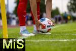 25.07.2025, Fussball 1. Bundesliga 2025/2026,  Testspiel Rot-Weiss Essen - FC Augsburg, im Donaustadion Dillingen, Schwaben. Spieler legt den Ball zum Eckball bereit.

