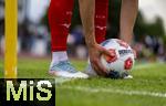 25.07.2025, Fussball 1. Bundesliga 2025/2026,  Testspiel Rot-Weiss Essen - FC Augsburg, im Donaustadion Dillingen, Schwaben. Spieler legt den Ball zum Eckball bereit.

