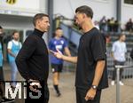 25.07.2025, Fussball 1. Bundesliga 2025/2026,  Testspiel Rot-Weiss Essen - FC Augsburg, im Donaustadion Dillingen, Schwaben. Geschftsfhrer Marc-Nicolai Pfeifer (li, Essen) im Gesprch mit Trainer Sandro Wagner (FC Augsburg) 

