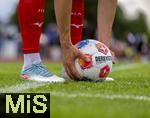25.07.2025, Fussball 1. Bundesliga 2025/2026,  Testspiel Rot-Weiss Essen - FC Augsburg, im Donaustadion Dillingen, Schwaben. Spieler legt den Ball zum Eckball bereit.

