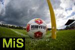 25.07.2025, Fussball 1. Bundesliga 2025/2026,  Testspiel Rot-Weiss Essen - FC Augsburg, im Donaustadion Dillingen, Schwaben. Spielball der DFL, Derbystar liegt an einer Eckfahne bereit, hinten ziehen dunkle Gewitterwolken am Himmela auf.

