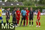 25.07.2025, Fussball 1. Bundesliga 2025/2026,  Testspiel Rot-Weiss Essen - FC Augsburg, im Donaustadion Dillingen, Schwaben. Schiedsrichter Assad Nouhoum wird von den Spielern umringt.

