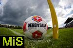 25.07.2025, Fussball 1. Bundesliga 2025/2026,  Testspiel Rot-Weiss Essen - FC Augsburg, im Donaustadion Dillingen, Schwaben. Spielball der DFL, Derbystar liegt an einer Eckfahne bereit, hinten ziehen dunkle Gewitterwolken am Himmela auf.

