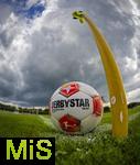 25.07.2025, Fussball 1. Bundesliga 2025/2026,  Testspiel Rot-Weiss Essen - FC Augsburg, im Donaustadion Dillingen, Schwaben. Spielball der DFL, Derbystar liegt an einer Eckfahne bereit, hinten ziehen dunkle Gewitterwolken am Himmela auf.

