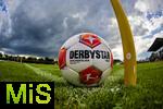 25.07.2025, Fussball 1. Bundesliga 2025/2026,  Testspiel Rot-Weiss Essen - FC Augsburg, im Donaustadion Dillingen, Schwaben. Spielball der DFL, Derbystar liegt an einer Eckfahne bereit, hinten ziehen dunkle Gewitterwolken am Himmela auf.

