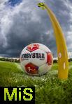 25.07.2025, Fussball 1. Bundesliga 2025/2026,  Testspiel Rot-Weiss Essen - FC Augsburg, im Donaustadion Dillingen, Schwaben. Spielball der DFL, Derbystar liegt an einer Eckfahne bereit, hinten ziehen dunkle Gewitterwolken am Himmela auf.

