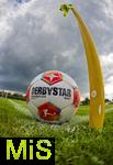 25.07.2025, Fussball 1. Bundesliga 2025/2026,  Testspiel Rot-Weiss Essen - FC Augsburg, im Donaustadion Dillingen, Schwaben. Spielball der DFL, Derbystar liegt an einer Eckfahne bereit, hinten ziehen dunkle Gewitterwolken am Himmela auf.


