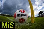 25.07.2025, Fussball 1. Bundesliga 2025/2026,  Testspiel Rot-Weiss Essen - FC Augsburg, im Donaustadion Dillingen, Schwaben. Spielball der DFL, Derbystar liegt an einer Eckfahne bereit, hinten ziehen dunkle Gewitterwolken am Himmela auf.

