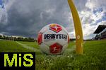 25.07.2025, Fussball 1. Bundesliga 2025/2026,  Testspiel Rot-Weiss Essen - FC Augsburg, im Donaustadion Dillingen, Schwaben. Spielball der DFL, Derbystar liegt an einer Eckfahne bereit, hinten ziehen dunkle Gewitterwolken am Himmela auf.

