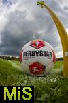 25.07.2025, Fussball 1. Bundesliga 2025/2026,  Testspiel Rot-Weiss Essen - FC Augsburg, im Donaustadion Dillingen, Schwaben. Spielball der DFL, Derbystar liegt an einer Eckfahne bereit, hinten ziehen dunkle Gewitterwolken am Himmela auf.

