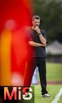25.07.2025, Fussball 1. Bundesliga 2025/2026,  Testspiel Rot-Weiss Essen - FC Augsburg, im Donaustadion Dillingen, Schwaben. Trainer Sandro Wagner (FC Augsburg) nachdenklich an der Seitenlinie.

