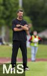 25.07.2025, Fussball 1. Bundesliga 2025/2026,  Testspiel Rot-Weiss Essen - FC Augsburg, im Donaustadion Dillingen, Schwaben. Trainer Sandro Wagner (FC Augsburg) nachdenklich an der Seitenlinie.


