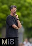 25.07.2025, Fussball 1. Bundesliga 2025/2026,  Testspiel Rot-Weiss Essen - FC Augsburg, im Donaustadion Dillingen, Schwaben. Trainer Sandro Wagner (FC Augsburg) nachdenklich an der Seitenlinie. 

