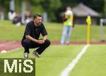 25.07.2025, Fussball 1. Bundesliga 2025/2026,  Testspiel Rot-Weiss Essen - FC Augsburg, im Donaustadion Dillingen, Schwaben. Trainer Sandro Wagner (FC Augsburg) nachdenklich an der Seitenlinie. 

