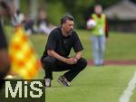 25.07.2025, Fussball 1. Bundesliga 2025/2026,  Testspiel Rot-Weiss Essen - FC Augsburg, im Donaustadion Dillingen, Schwaben. Trainer Sandro Wagner (FC Augsburg) nachdenklich an der Seitenlinie. 

