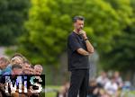 25.07.2025, Fussball 1. Bundesliga 2025/2026,  Testspiel Rot-Weiss Essen - FC Augsburg, im Donaustadion Dillingen, Schwaben. Trainer Sandro Wagner (FC Augsburg) nachdenklich an der Seitenlinie. 
 

