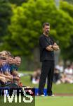 25.07.2025, Fussball 1. Bundesliga 2025/2026,  Testspiel Rot-Weiss Essen - FC Augsburg, im Donaustadion Dillingen, Schwaben. Trainer Sandro Wagner (FC Augsburg) nachdenklich an der Seitenlinie. 

