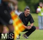 25.07.2025, Fussball 1. Bundesliga 2025/2026,  Testspiel Rot-Weiss Essen - FC Augsburg, im Donaustadion Dillingen, Schwaben. Trainer Sandro Wagner (FC Augsburg) nachdenklich an der Seitenlinie. 

