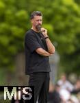25.07.2025, Fussball 1. Bundesliga 2025/2026,  Testspiel Rot-Weiss Essen - FC Augsburg, im Donaustadion Dillingen, Schwaben. Trainer Sandro Wagner (FC Augsburg) nachdenklich an der Seitenlinie. 

