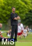 25.07.2025, Fussball 1. Bundesliga 2025/2026,  Testspiel Rot-Weiss Essen - FC Augsburg, im Donaustadion Dillingen, Schwaben. Trainer Sandro Wagner (FC Augsburg) nachdenklich an der Seitenlinie. 

