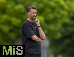 25.07.2025, Fussball 1. Bundesliga 2025/2026,  Testspiel Rot-Weiss Essen - FC Augsburg, im Donaustadion Dillingen, Schwaben. Trainer Sandro Wagner (FC Augsburg) nachdenklich an der Seitenlinie. 

