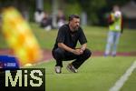 25.07.2025, Fussball 1. Bundesliga 2025/2026,  Testspiel Rot-Weiss Essen - FC Augsburg, im Donaustadion Dillingen, Schwaben. Trainer Sandro Wagner (FC Augsburg) nachdenklich an der Seitenlinie. 

