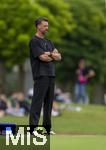 25.07.2025, Fussball 1. Bundesliga 2025/2026,  Testspiel Rot-Weiss Essen - FC Augsburg, im Donaustadion Dillingen, Schwaben. Trainer Sandro Wagner (FC Augsburg) nachdenklich an der Seitenlinie. 
 
