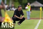 25.07.2025, Fussball 1. Bundesliga 2025/2026,  Testspiel Rot-Weiss Essen - FC Augsburg, im Donaustadion Dillingen, Schwaben. Trainer Sandro Wagner (FC Augsburg) nachdenklich an der Seitenlinie. 

