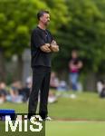 25.07.2025, Fussball 1. Bundesliga 2025/2026,  Testspiel Rot-Weiss Essen - FC Augsburg, im Donaustadion Dillingen, Schwaben. Trainer Sandro Wagner (FC Augsburg) nachdenklich an der Seitenlinie. 
 
