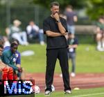 25.07.2025, Fussball 1. Bundesliga 2025/2026,  Testspiel Rot-Weiss Essen - FC Augsburg, im Donaustadion Dillingen, Schwaben. Trainer Sandro Wagner (FC Augsburg) nachdenklich an der Seitenlinie. 
 
