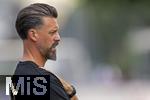 25.07.2025, Fussball 1. Bundesliga 2025/2026,  Testspiel Rot-Weiss Essen - FC Augsburg, im Donaustadion Dillingen, Schwaben. Trainer Sandro Wagner (FC Augsburg) nachdenklich 

