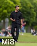 25.07.2025, Fussball 1. Bundesliga 2025/2026,  Testspiel Rot-Weiss Essen - FC Augsburg, im Donaustadion Dillingen, Schwaben. Trainer Sandro Wagner (FC Augsburg) nachdenklich an der Seitenlinie. 
 

