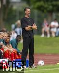 25.07.2025, Fussball 1. Bundesliga 2025/2026,  Testspiel Rot-Weiss Essen - FC Augsburg, im Donaustadion Dillingen, Schwaben. Trainer Sandro Wagner (FC Augsburg) gibt Anweisungen, zeigt, gestikuliert, gibt Kommandos, Anweisungen, gibt Anweisungen, zeigend, gestikulierend,  

