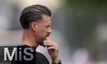 25.07.2025, Fussball 1. Bundesliga 2025/2026,  Testspiel Rot-Weiss Essen - FC Augsburg, im Donaustadion Dillingen, Schwaben. Trainer Sandro Wagner (FC Augsburg) nachdenklich 

