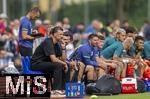 25.07.2025, Fussball 1. Bundesliga 2025/2026,  Testspiel Rot-Weiss Essen - FC Augsburg, im Donaustadion Dillingen, Schwaben. Trainer Sandro Wagner (FC Augsburg) nachdenklich auf der Trainerbank.
 
