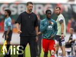 25.07.2025, Fussball 1. Bundesliga 2025/2026,  Testspiel Rot-Weiss Essen - FC Augsburg, im Donaustadion Dillingen, Schwaben. v.li: Trainer Sandro Wagner (FC Augsburg) mit Kyliane Dong (FC Augsburg) 

