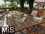 27.07.2025, Biergarten im Unterallgu, nur leere Tische bei dem derzeit herrschenden nasskalten Regenwetter. 