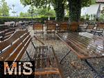 27.07.2025, Biergarten im Unterallgu, nur leere Tische bei dem derzeit herrschenden nasskalten Regenwetter. 
