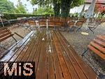 27.07.2025, Biergarten im Unterallgu, nur leere Tische bei dem derzeit herrschenden nasskalten Regenwetter. 