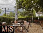 27.07.2025, Biergarten im Unterallgu, nur leere Tische bei dem derzeit herrschenden nasskalten Regenwetter. 