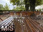 27.07.2025, Biergarten im Unterallgu, nur leere Tische bei dem derzeit herrschenden nasskalten Regenwetter. 