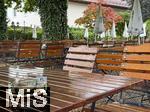 27.07.2025, Biergarten im Unterallgu, nur leere Tische bei dem derzeit herrschenden nasskalten Regenwetter. 
